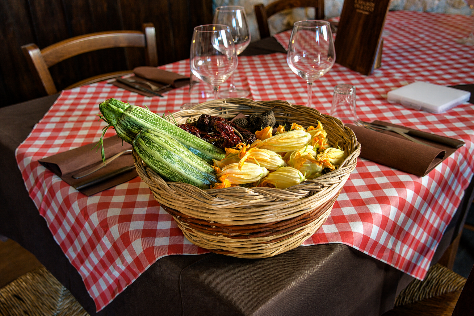 La nostra azienda agricola: cesto di zucchine, fiori di zucca e peperoni cruschi
