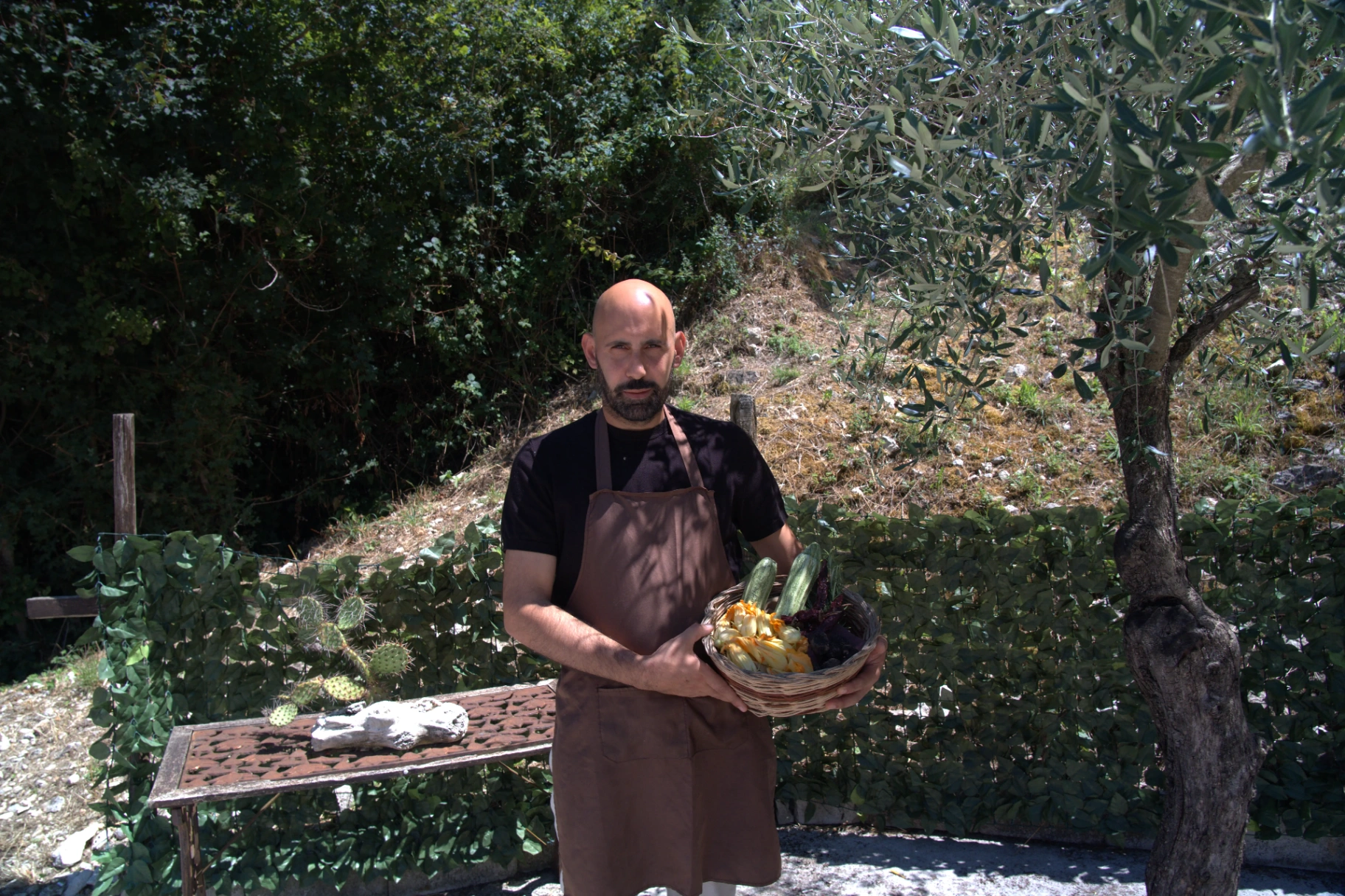 Giuseppe con le verdure dell'orto: produzione a km 0,0