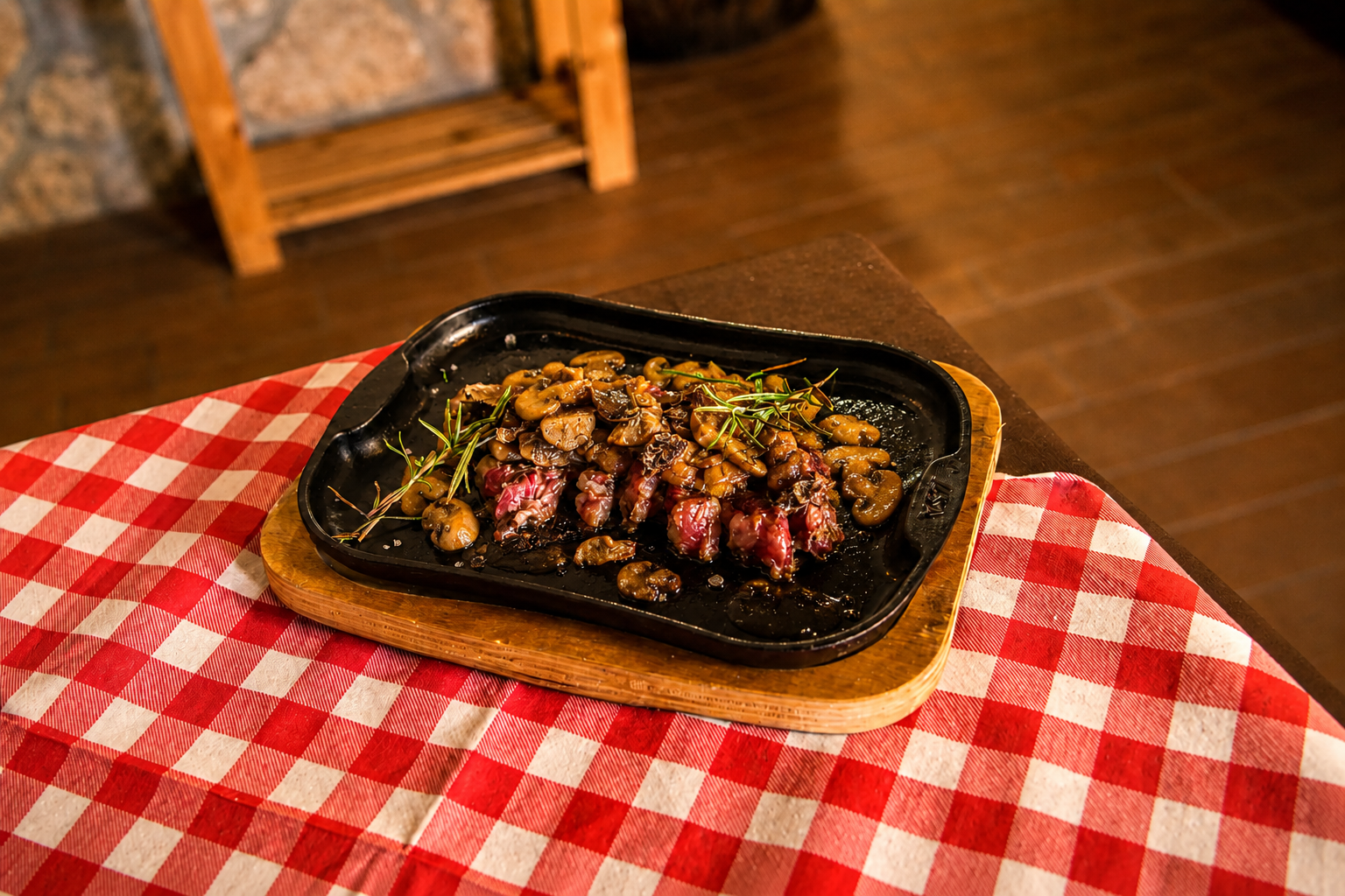 Tagliata di manzo con porcini e tartufo