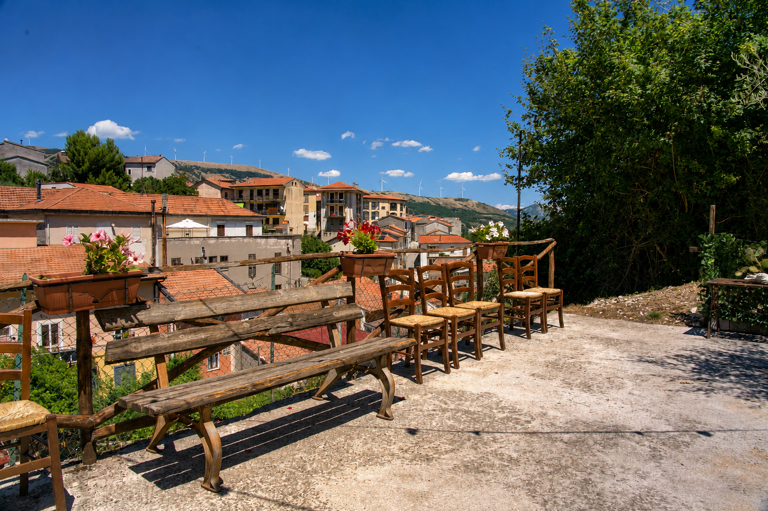 Terrazza del Brigante Angiolillo affacciata sul borgo di San Gregorio Magno